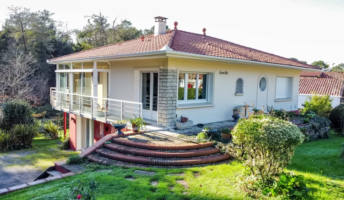 RARE à Ondres à l’abri des regards - Magnifique propriété de 139 m² habitable en parfait état et ses trois chambres sur splendide parcelle arborée de 5 500 m² + garages. Il faut le voir pour le croire!