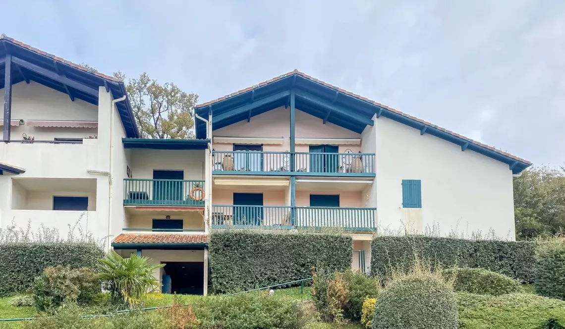 St Jean de Luz Chantaco/Urdazuri - Joli type 2 de 50 m² en rez de chaussée avec terrasse couverte et jardin en jouissance exclusive + parking extérieur + cave