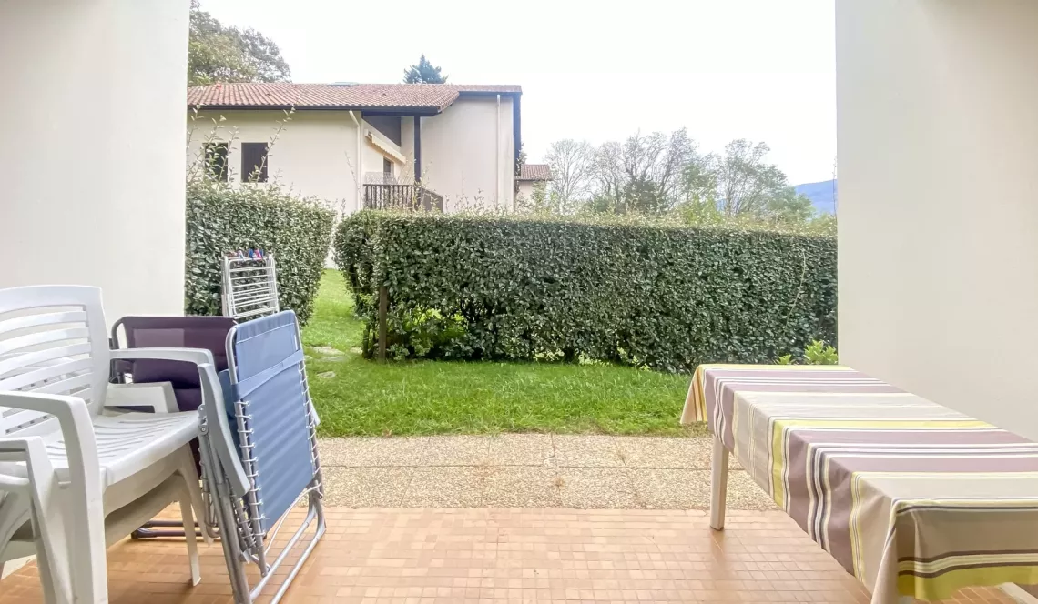 St Jean de Luz Chantaco/Urdazuri - Joli type 2 de 50 m² en rez de chaussée avec terrasse couverte et jardin en jouissance exclusive + parking extérieur + cave