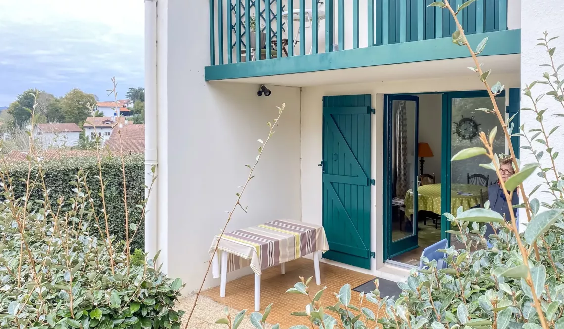 St Jean de Luz Chantaco/Urdazuri - Joli type 2 de 50 m² en rez de chaussée avec terrasse couverte et jardin en jouissance exclusive + parking extérieur + cave