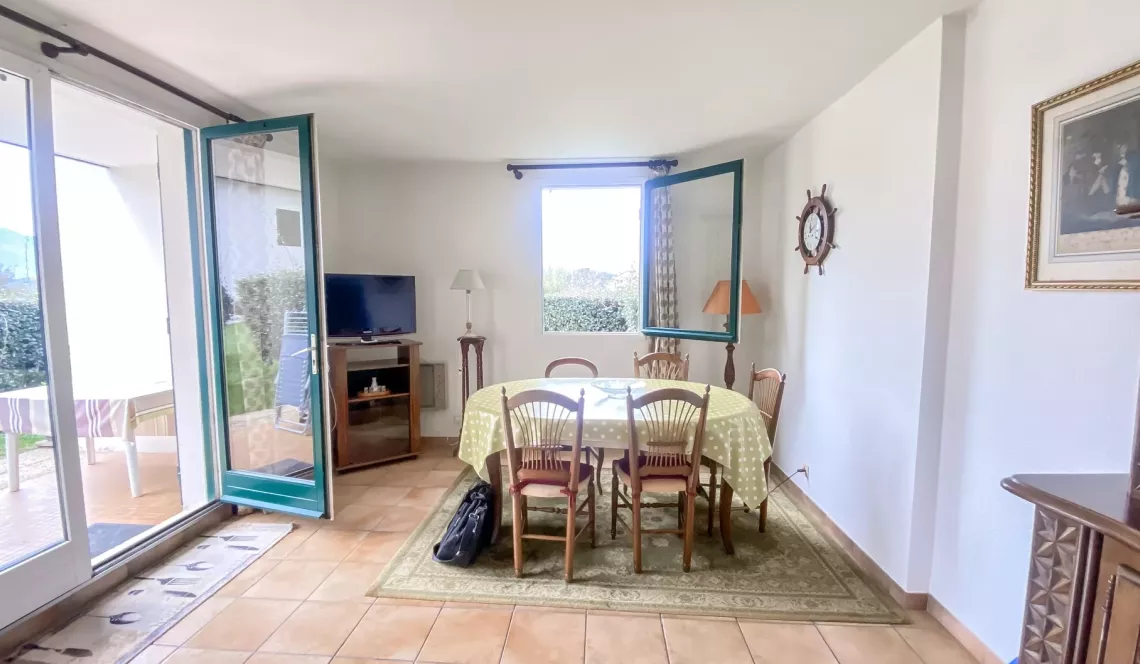 St Jean de Luz Chantaco/Urdazuri - Joli type 2 de 50 m² en rez de chaussée avec terrasse couverte et jardin en jouissance exclusive + parking extérieur + cave