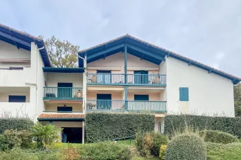 St Jean de Luz Chantaco/Urdazuri - Joli type 2 de 50 m² en rez de chaussée avec terrasse couverte et jardin en jouissance exclusive + parking extérieur + cave