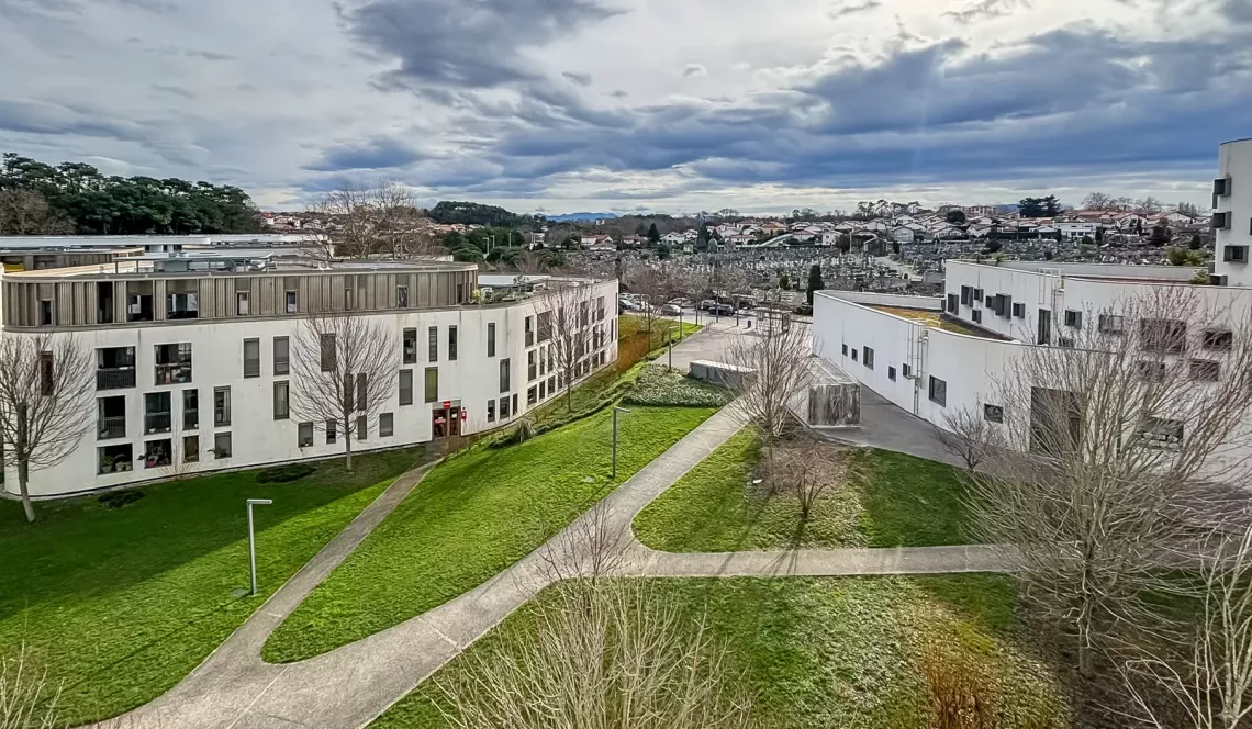 Biarritz quartier Kléber - Vue sur les montagnes pour ce récent joli type 2 de 46 m² habitable, pièce de vie de 18 m² avec cuisine aménagée, terrasse de 6 m² + garage en sous-sol