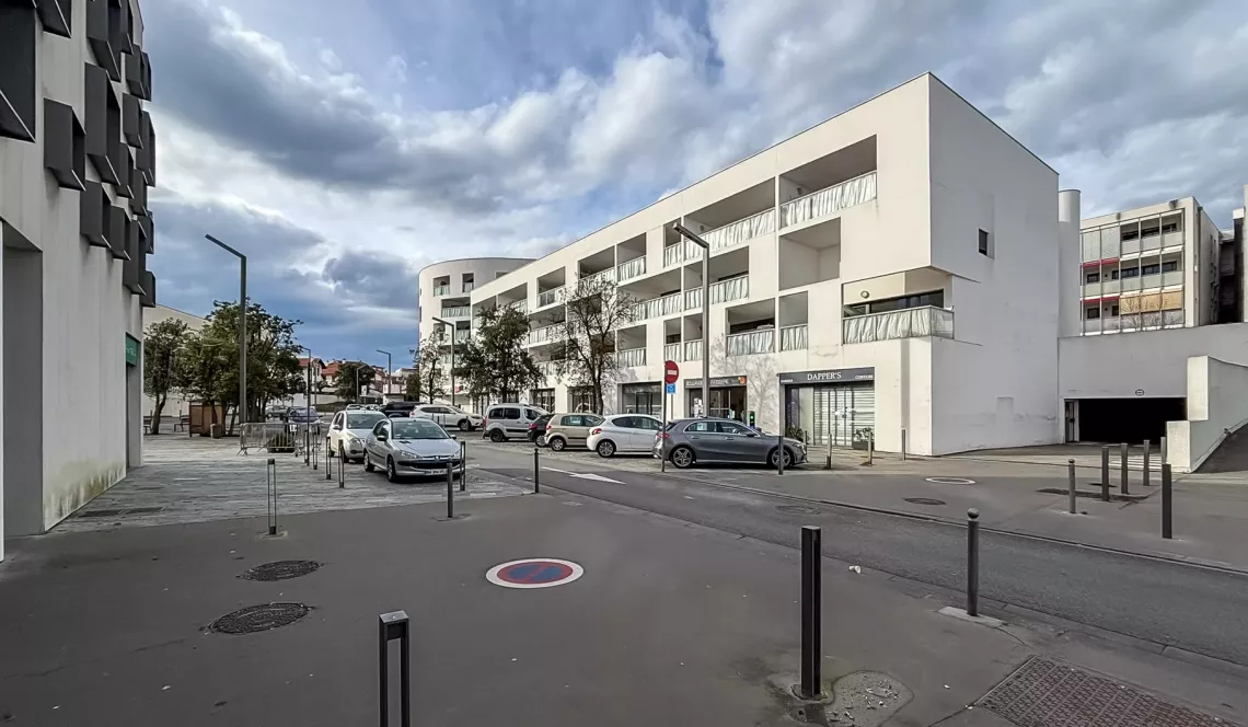 Biarritz quartier Kléber - Vue sur les montagnes pour ce récent joli type 2 de 46 m² habitable, pièce de vie de 18 m² avec cuisine aménagée, terrasse de 6 m² + garage en sous-sol