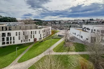 Biarritz quartier Kléber - Vue sur les montagnes pour ce récent joli type 2 de 46 m² habitable, pièce de vie de 18 m² avec cuisine aménagée, terrasse de 6 m² + garage en sous-sol