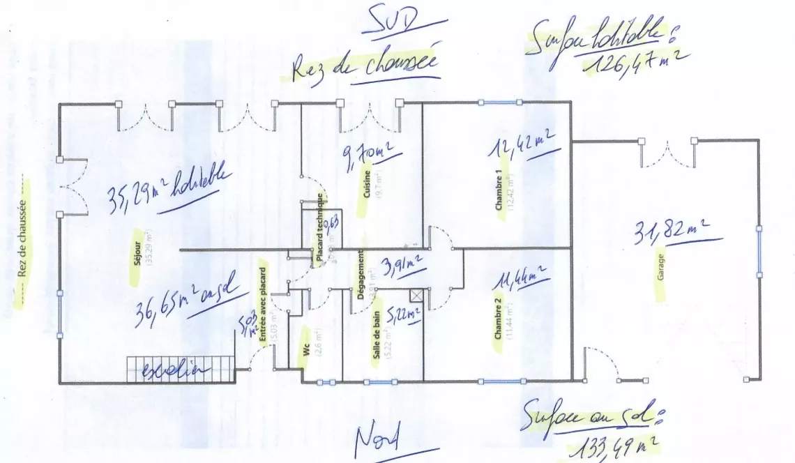 Lahonce au calme et sans vis à vis - Sur 6 284 m² de terrain, maison des années 74 à rafraîchir de 130 m² habitable, séjour de 35 m², 4 chambres, 2 salles d’eau, 2 Wcs. Garage de 32 m². 