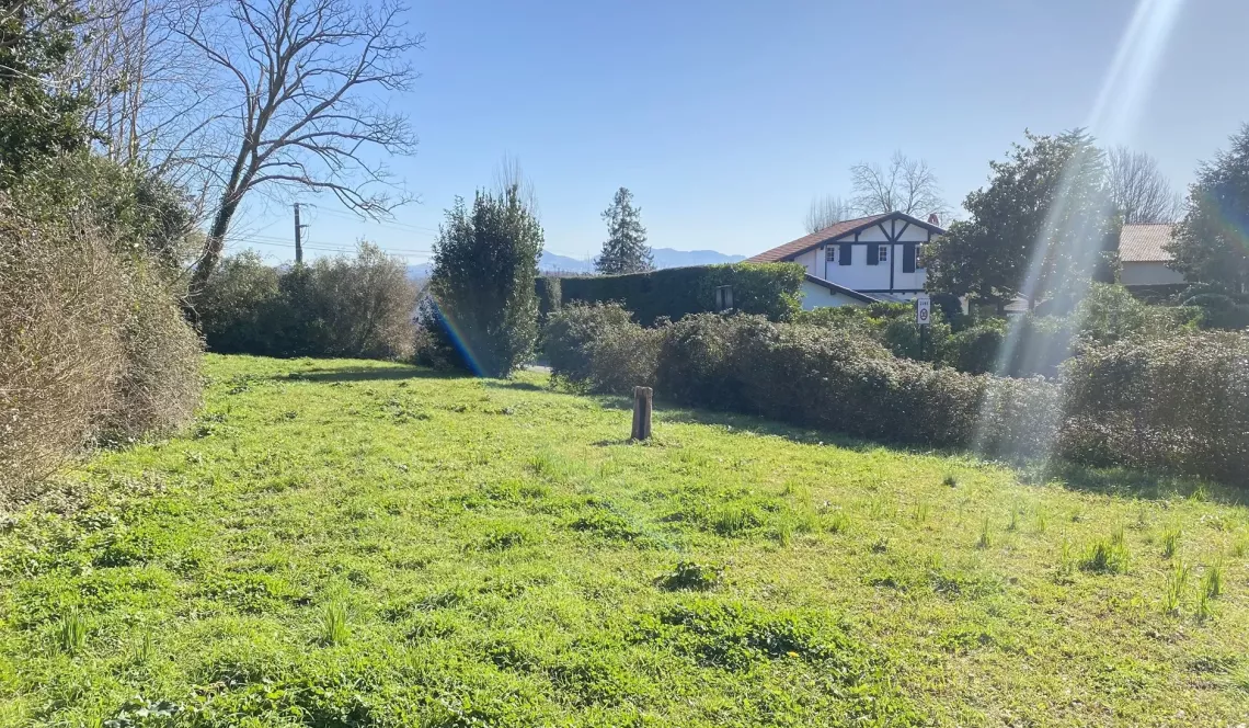 Bassussarry - Vue sur les montagnes pour ce joli terrain plat plein sud de 455 m² à viabiliser, 178 m² d’emprise au sol, possibilité R+1.  