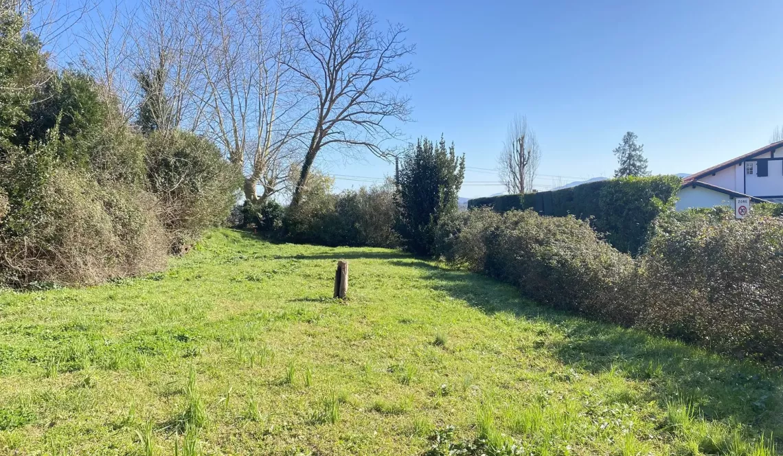 Bassussarry - Vue sur les montagnes pour ce joli terrain plat plein sud de 455 m² à viabiliser, 178 m² d’emprise au sol, possibilité R+1.  