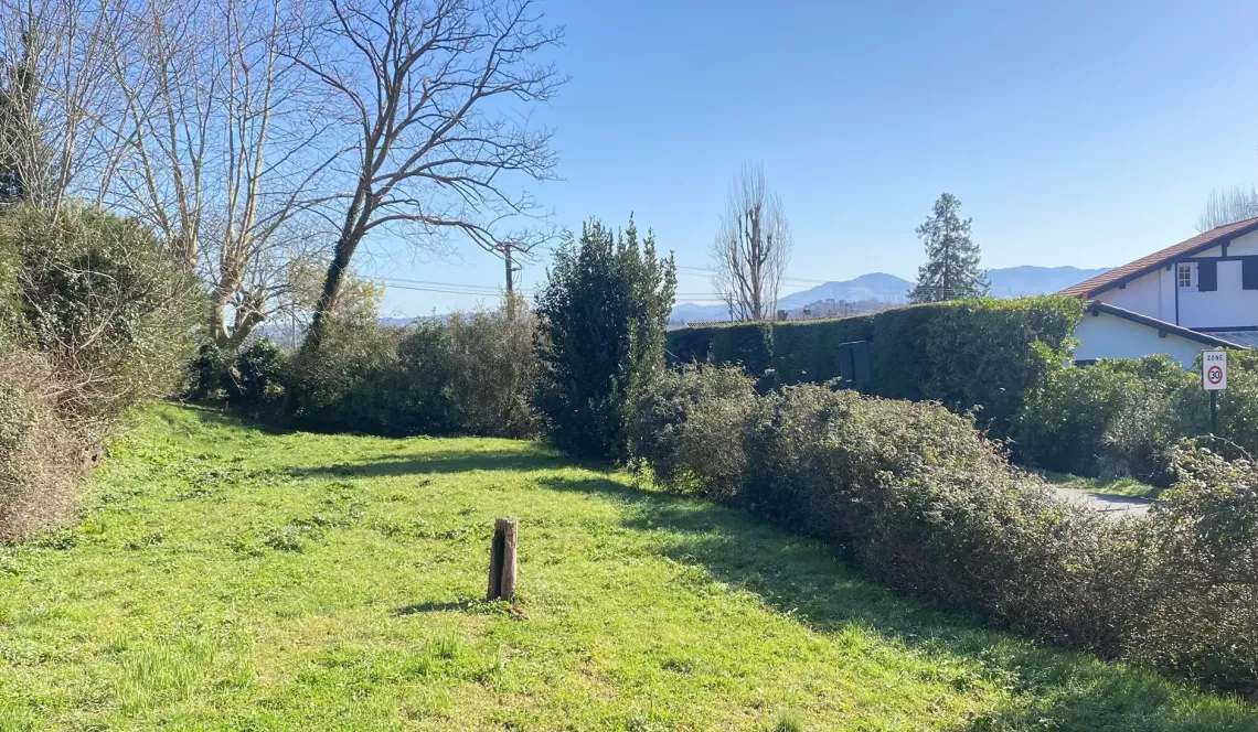 Bassussarry - Vue sur les montagnes pour ce joli terrain plat plein sud de 455 m² à viabiliser, 178 m² d’emprise au sol, possibilité R+1.  