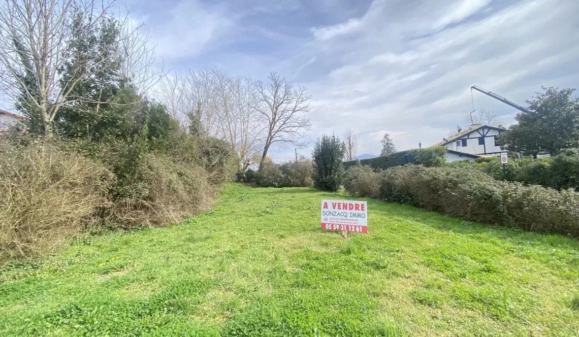 Bassussarry - Vue sur les montagnes pour ce joli terrain plat plein sud de 455 m² à viabiliser, 178 m² d’emprise au sol, possibilité R+1.  