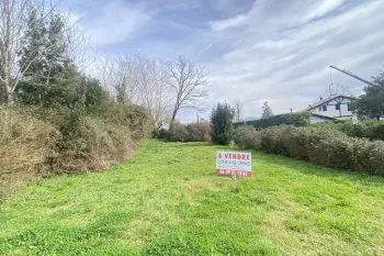 Bassussarry - Vue sur les montagnes pour ce joli terrain plat plein sud de 455 m² à viabiliser, 178 m² d’emprise au sol, possibilité R+1.  