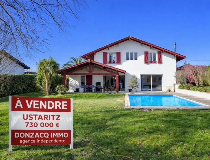 RARE à Ustaritz - Belle maison de 250 m² habitable, chambre en rdc et sa salle d’eau, pièce de vie de 48 m² avec cuisine ouverte toute équipée, 3 chambres à l’étage. Parcelle avec piscine de 1500 m² + atelier indépendant.